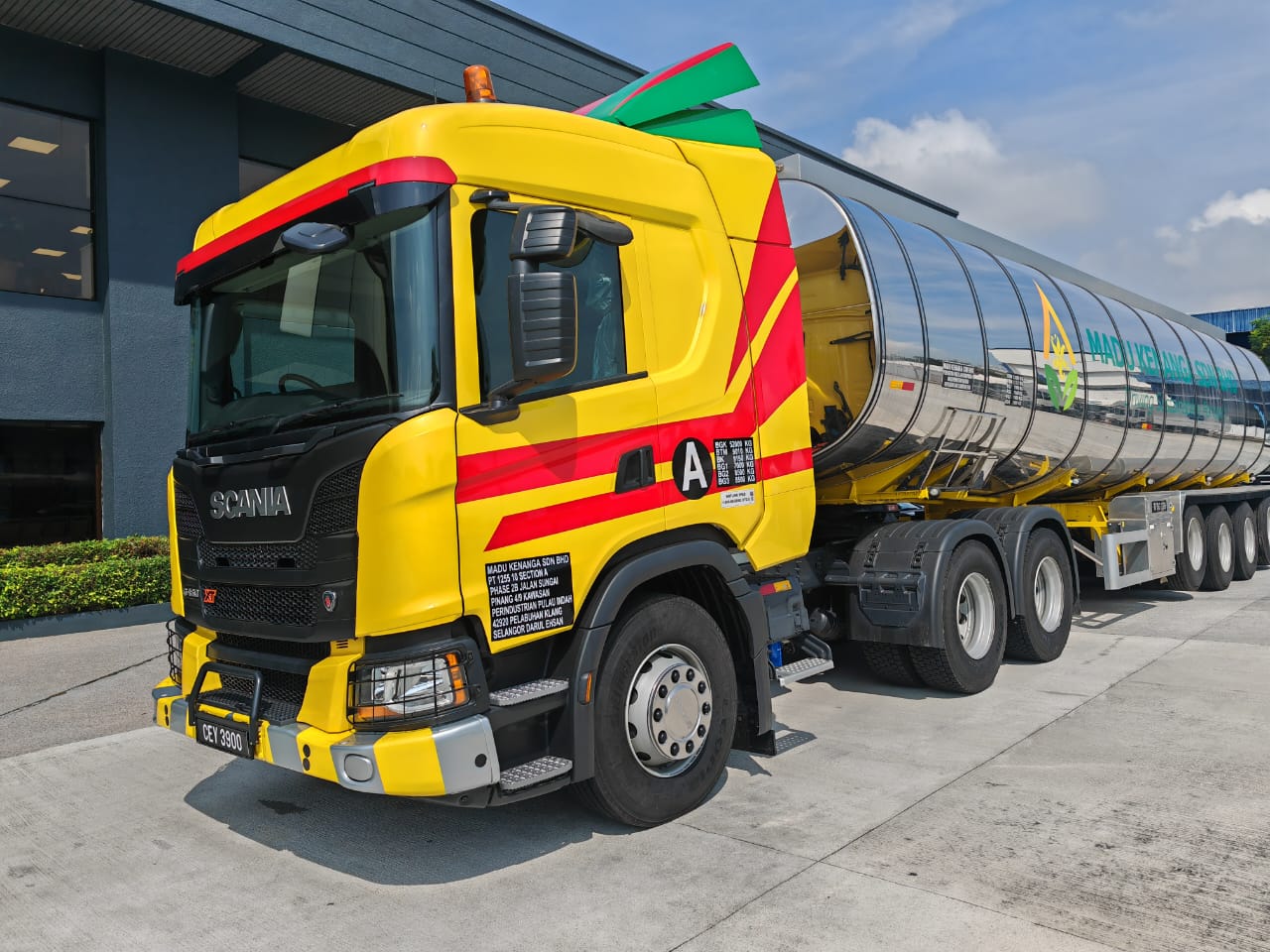 Scania truck acquired by Madu Kenanga.
