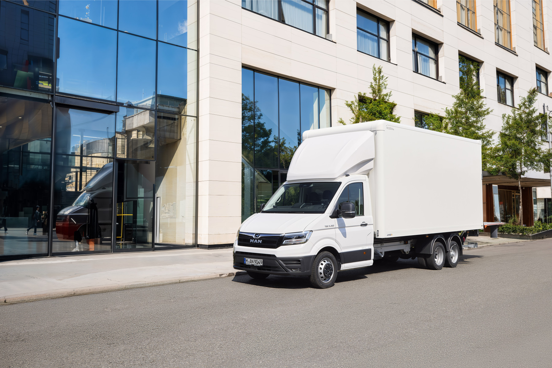 MAN TGE van equipped with BE-Combi semi-trailer body