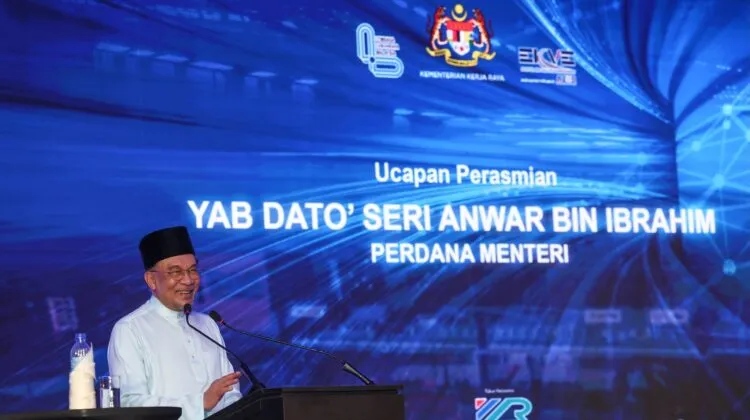 Prime Minister Anwar Ibrahim delivering his speech at the official launch of Section 1 of the East Klang Valley Expressway (EKVE) in Ampang.