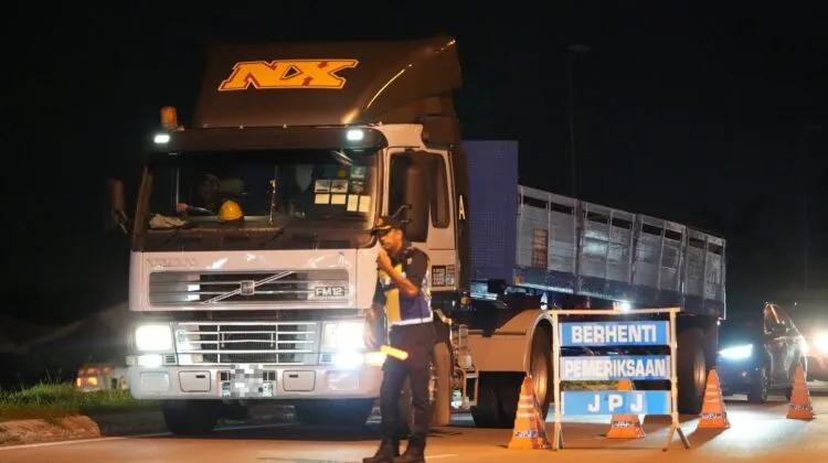 A JPJ officer conducting an operation.