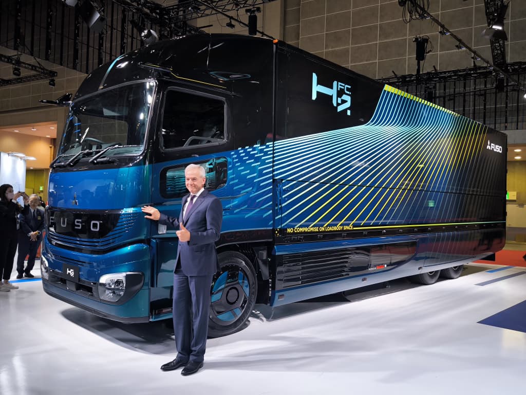 Mitsubishi Fuso hydrogen trucks displayed at JMS 2025 Tokyo