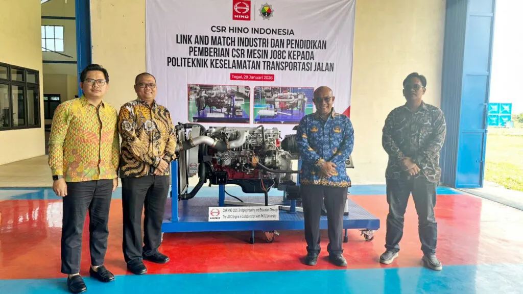 Hino Indonesia handover of J08C engine to PKTJ Tegal