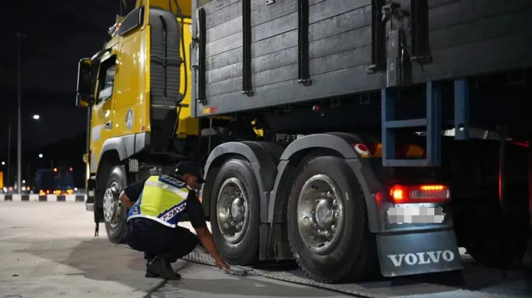 A JPJ officer conducting an inspection.