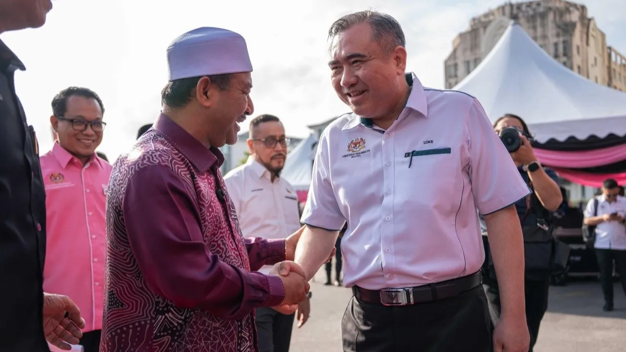 Transport Minister Anthony Loke greeting a citizen