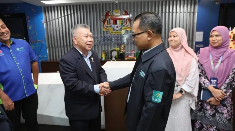 JoTran President Frankie Chia shaking hands with APAD Director General Ahmad Radhi bin Maarof at APAD headquarters