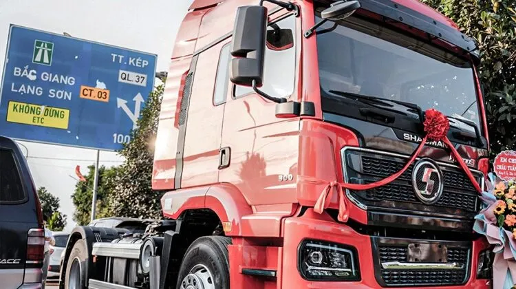 Shacman H3000S 300HP 4x2 tractor head launched in northern Vietnam
