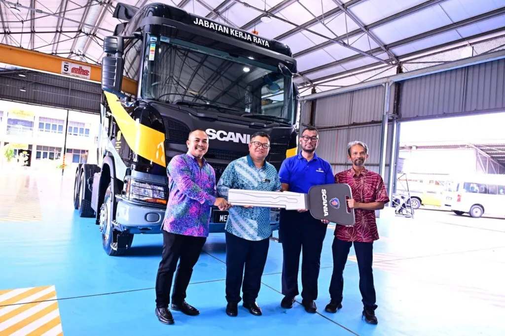Ir. Mohamad Salzeli Bin Moktar of JKR Melaka receiving the mock key for the first Scania Smart & Safe Truck from Muhammad Jamil. (Photo Credit: Scania Malaysia)