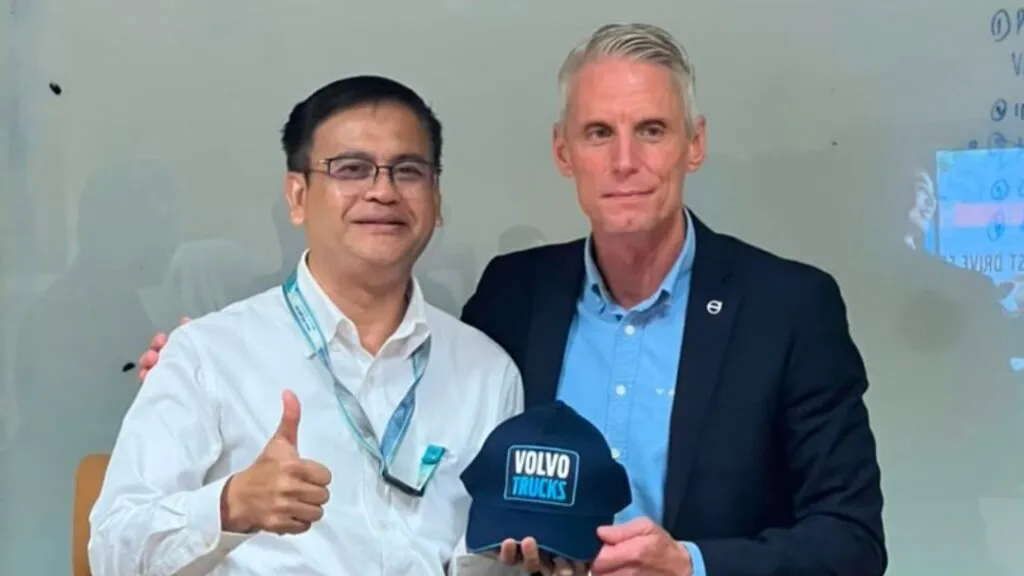 Volvo Trucks Malaysia Managing Director Johan Larsson posing alongside a Malaysian government official. (Photo: Volvo Trucks Malaysia/LinkedIn)