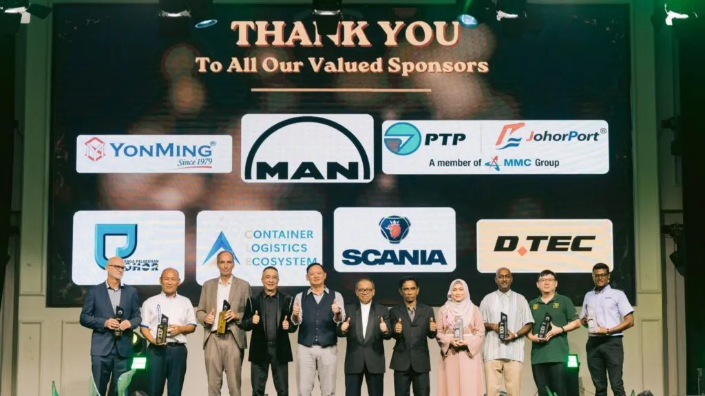 Representatives and sponsors posing on stage with appreciation plaques at the AMH Southern Fund Raising Gala Dinner 2026. (Photo: AMH)