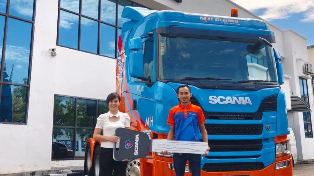 Wong Nyook Lin from Scania and Ikmal Hakim from MIH Global Logistics. (Photo: Scania Malaysia)