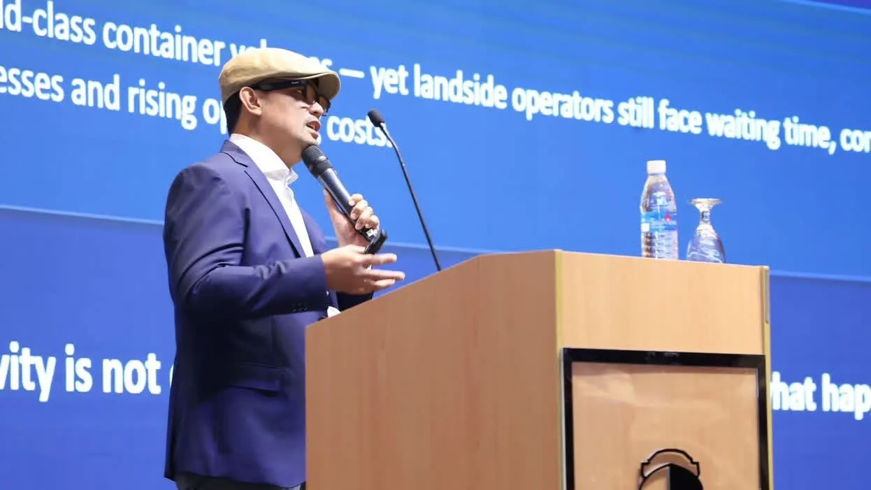 AMH Secretary General Mohamad Azuan Masud speaking at a podium during his presentation at the International Logistics Symposium 2026. (AMH/Facebook)