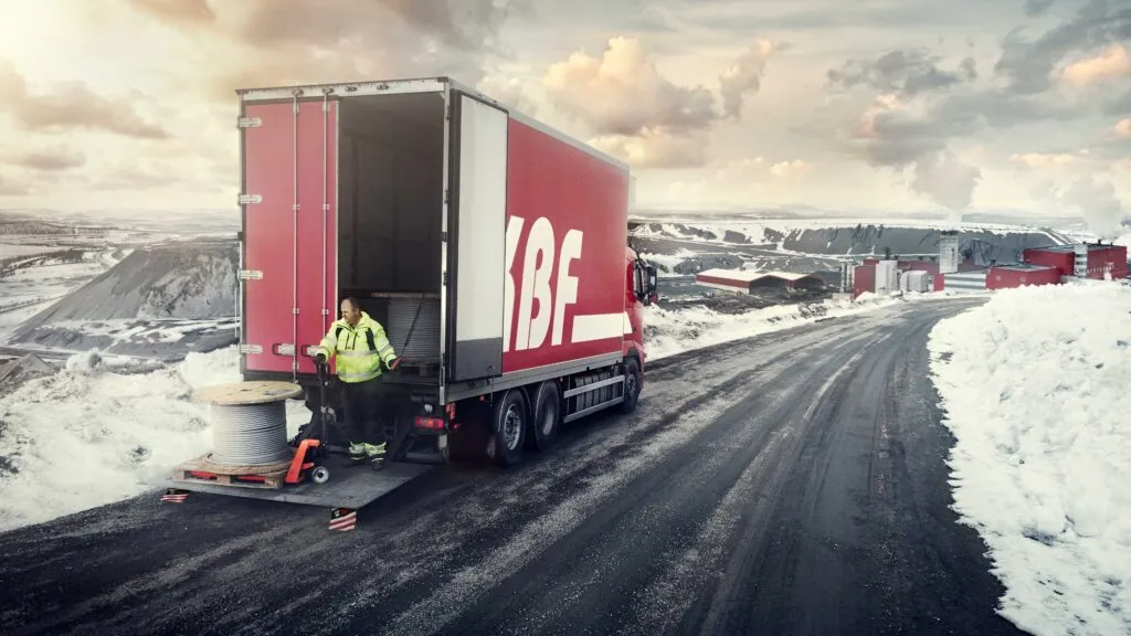 A Zepro tail lift attached to a lorry. (Photo: Hiab)